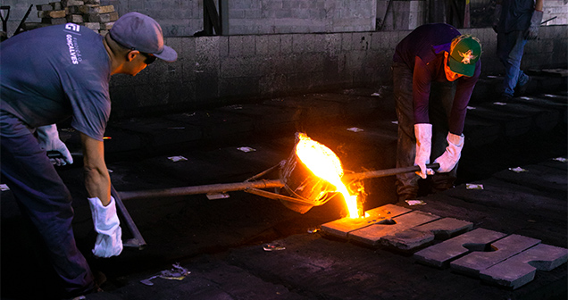 Funcionários da Fundição Gonçalves realizando processo de fundição